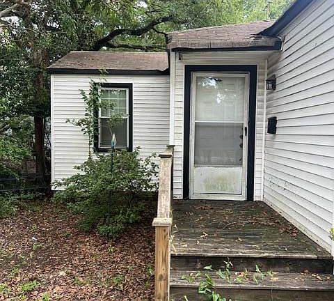 3rd image of 2125 Commander Rd