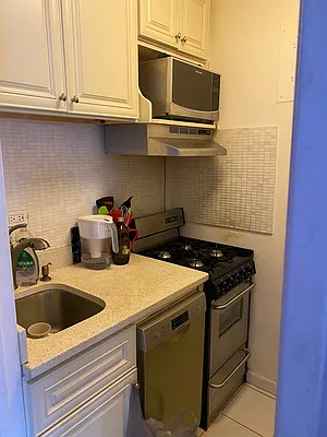 Rented by New York City Moves Team LLC | media 32