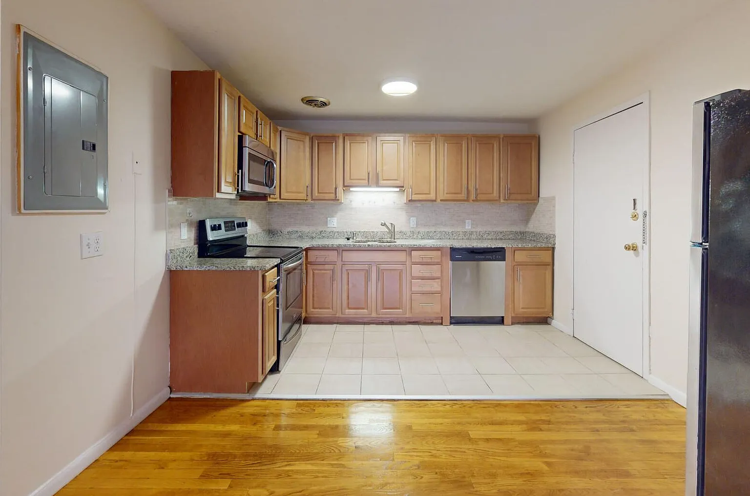 2 bed, 1.0 bath, 9999 sqft, $3,700 — Photo 3