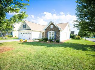 1694 Crestlawn Trl, Pfafftown, NC 27040