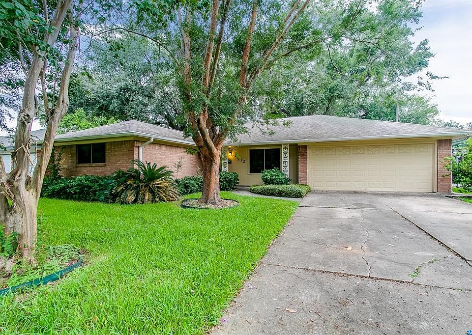 1st image of 2712 Oaks Dr