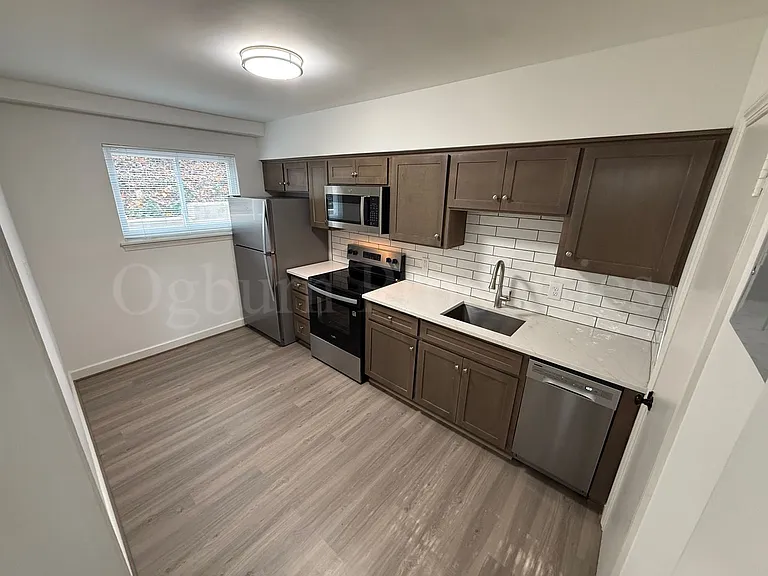 220 N Hawthorne Rd — Photo 5