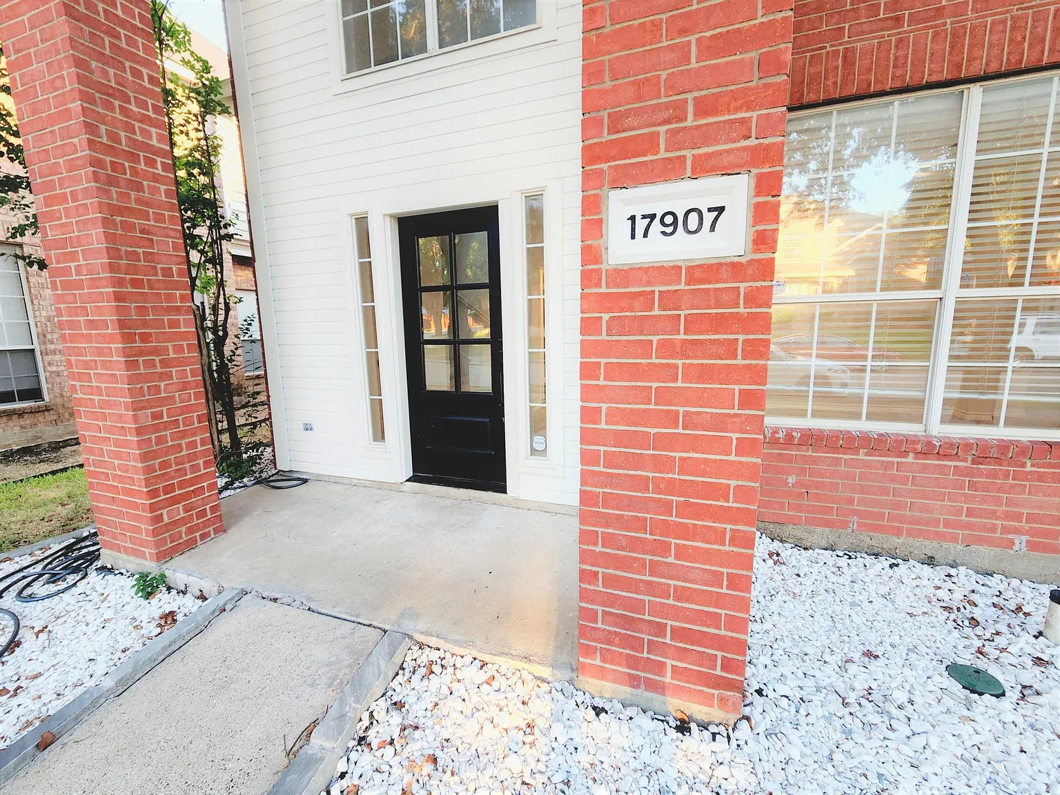 4 bed, 2.5 bath, 2108 sqft, $2,900 — Photo 2