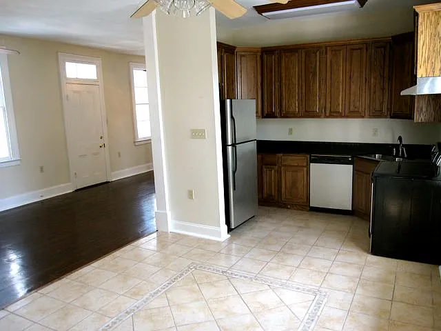 2 bed, 850 sqft, $1,300 — Photo 3