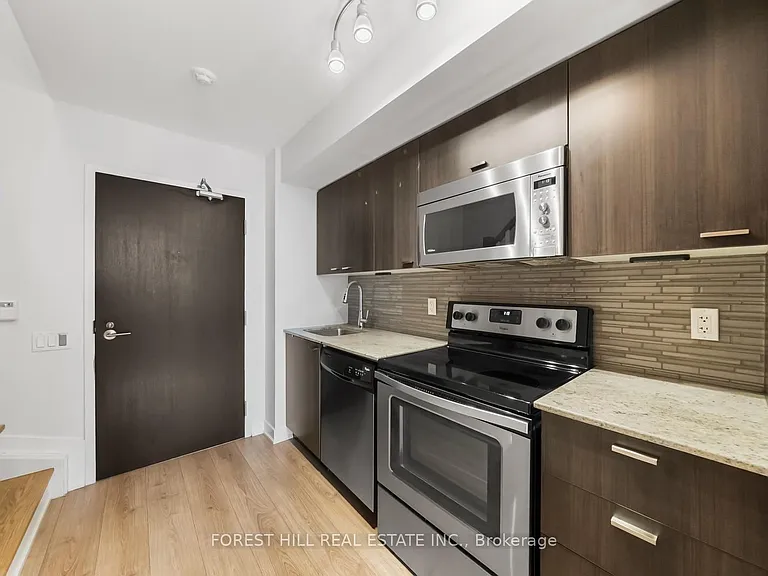 775 King St W #425 — Photo 6