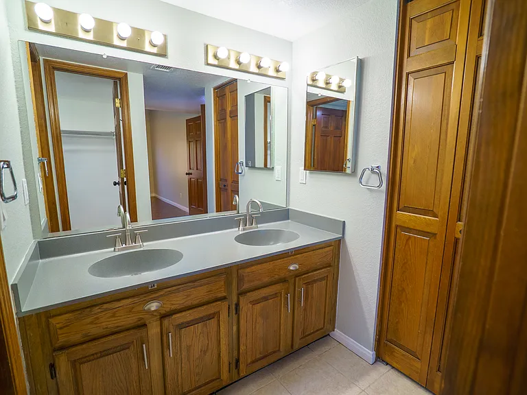 2301 S Grandview Ave — Photo 21