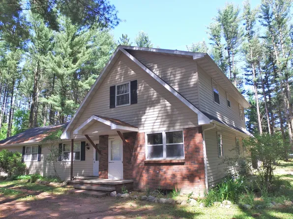 N2559 Woodland Cir, Waupaca, WI 54981