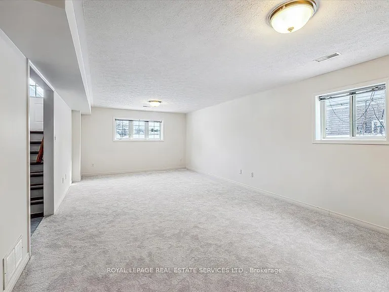 82 Whitlaw Way — Photo 24