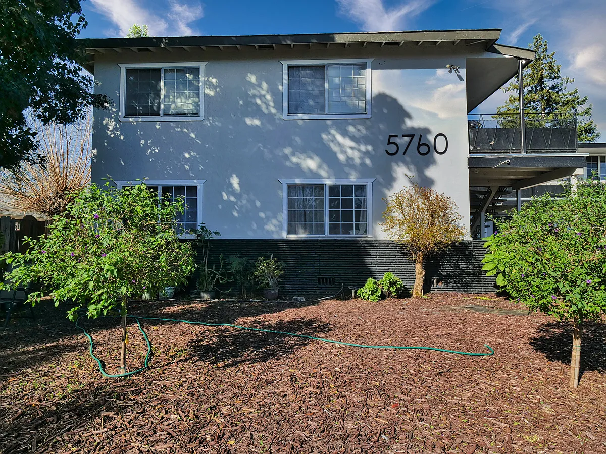 Building Photo - 5760 Nina Way #9