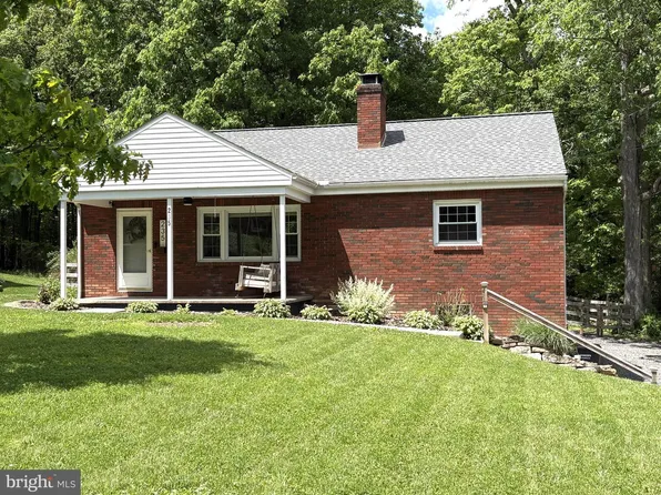 235 Deepwood Dr, Pine Grove Mills, PA 16868