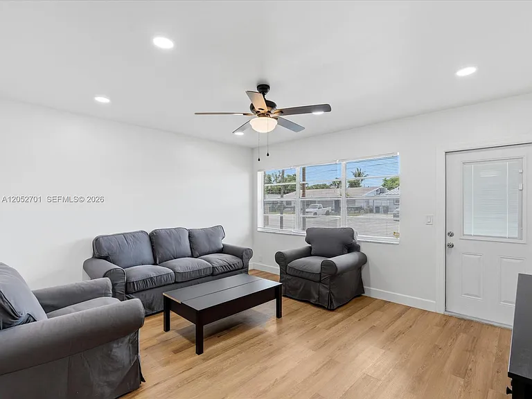 230 SW 11th Ave #8 — Photo 6