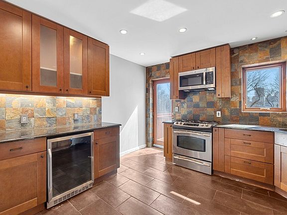 4th image of 86 Palisade Ave #2