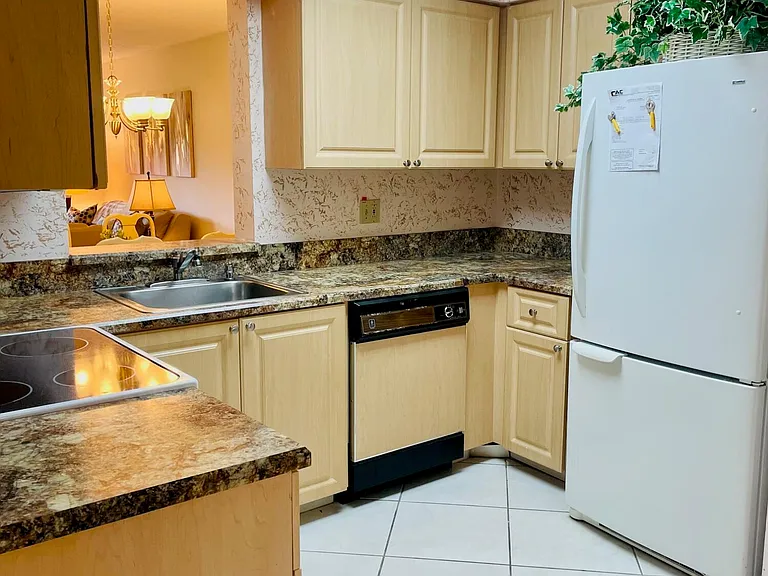 7286 Huntington Ln #105 — Photo 6