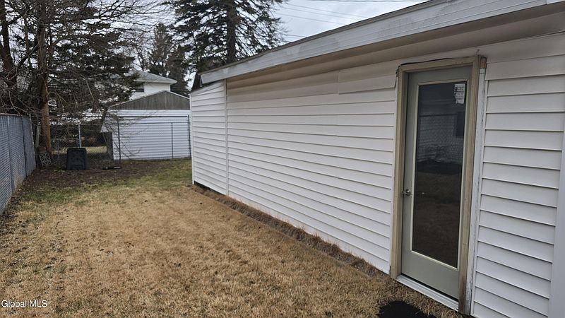 3rd image of 35 Eastholm Road