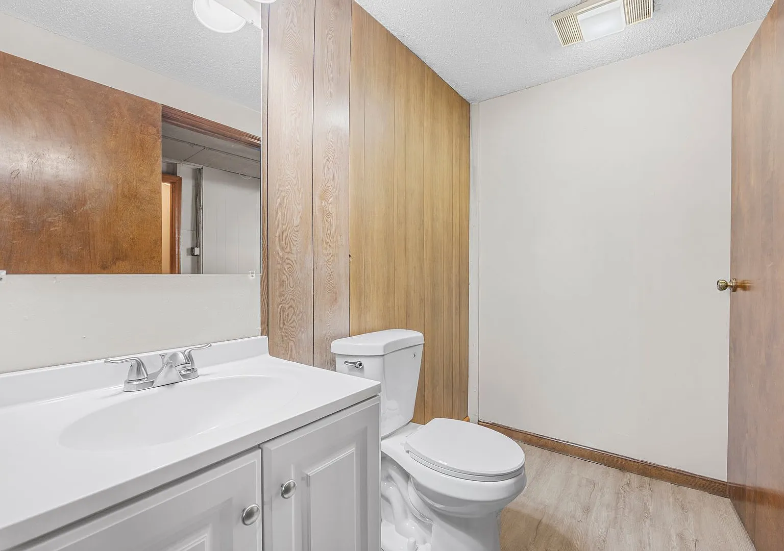 Newly updated 3 bedroom 2 bathroom home — Photo 4