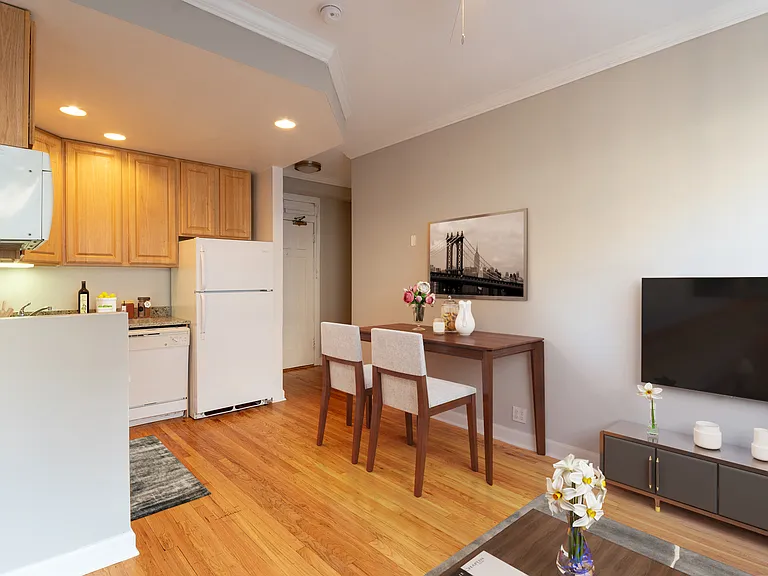 2828 N. Pine Grove — Photo 8
