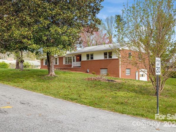 211 Monroe Dr, Hendersonville, NC 28792