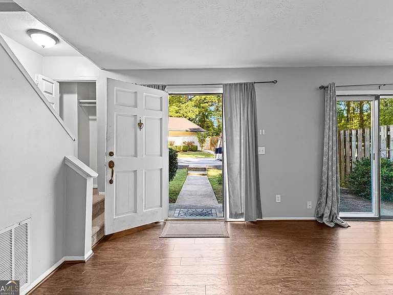 143 Twiggs Cor — Photo 3