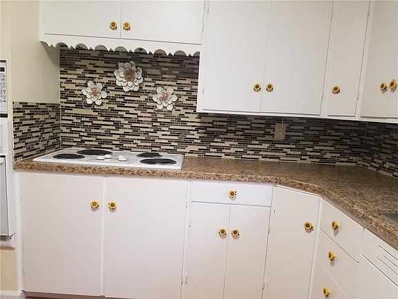 3rd image of 2805 Woody Dr