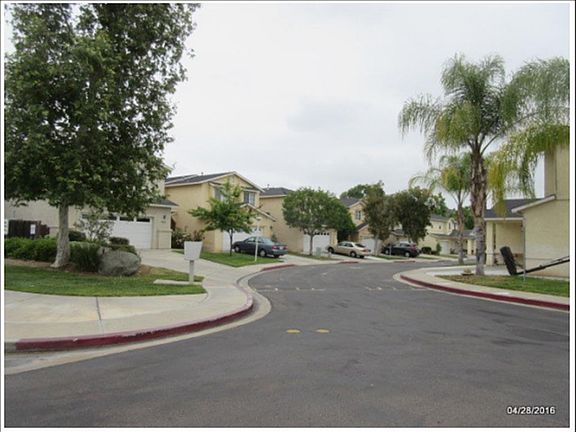 Exterior Neighborhood (street photo)