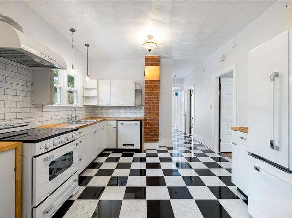 125R Ruxton Ave