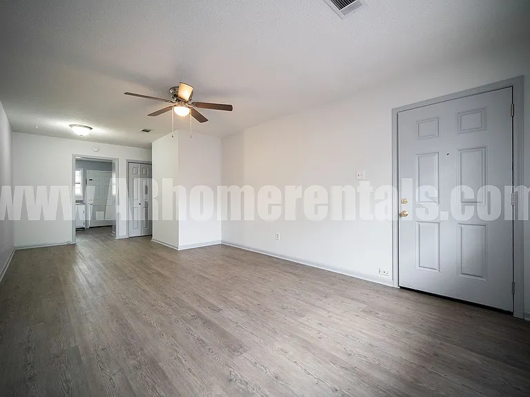 8209 Woodview Dr E — Photo 3