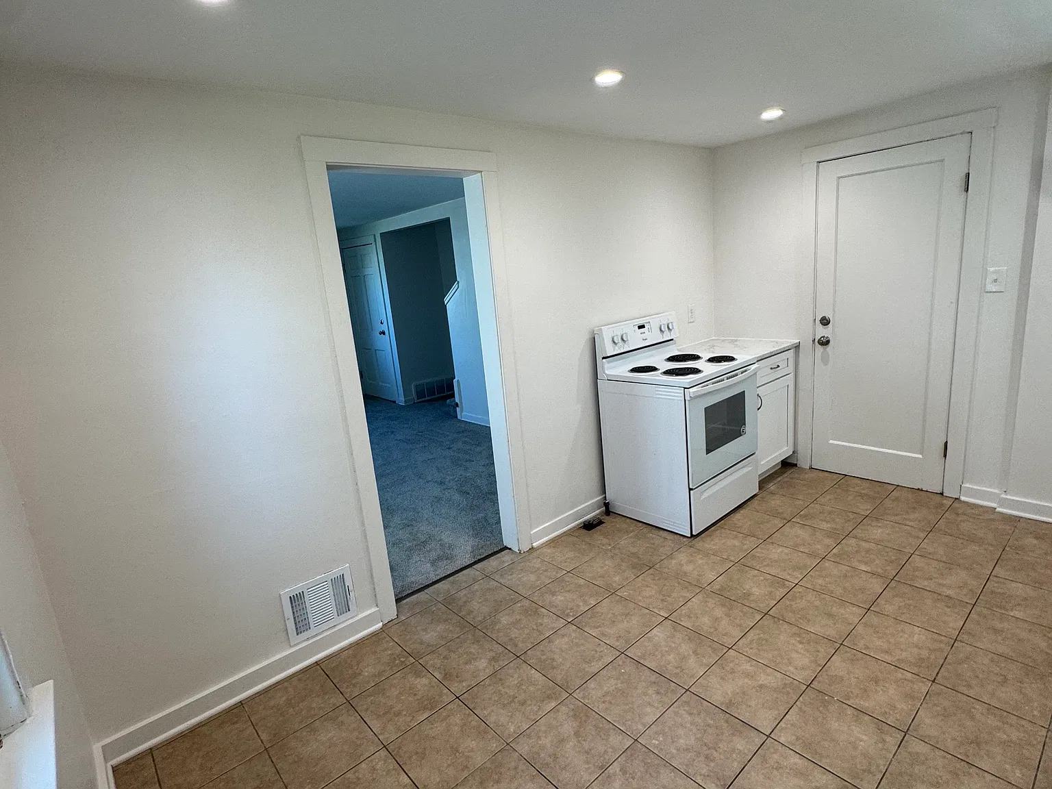 2 bed, 800 sqft, $1,300 — Photo 2