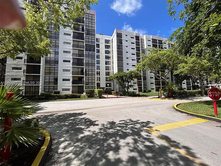 17021 N Bay Rd #225 — Photo 18