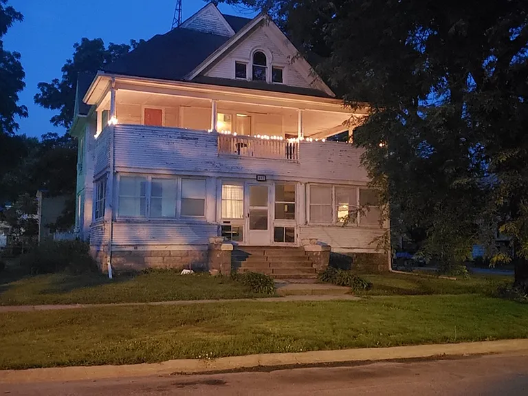 402 Denver St — Photo 1