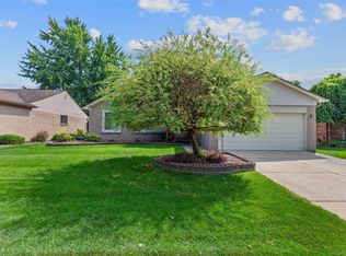 16894 White Plains Dr, Macomb, MI 48044