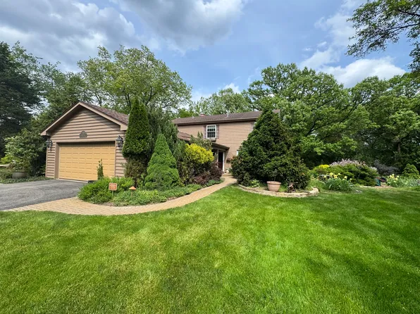 229 Tomahawk Ln, Tower Lakes, IL 60010