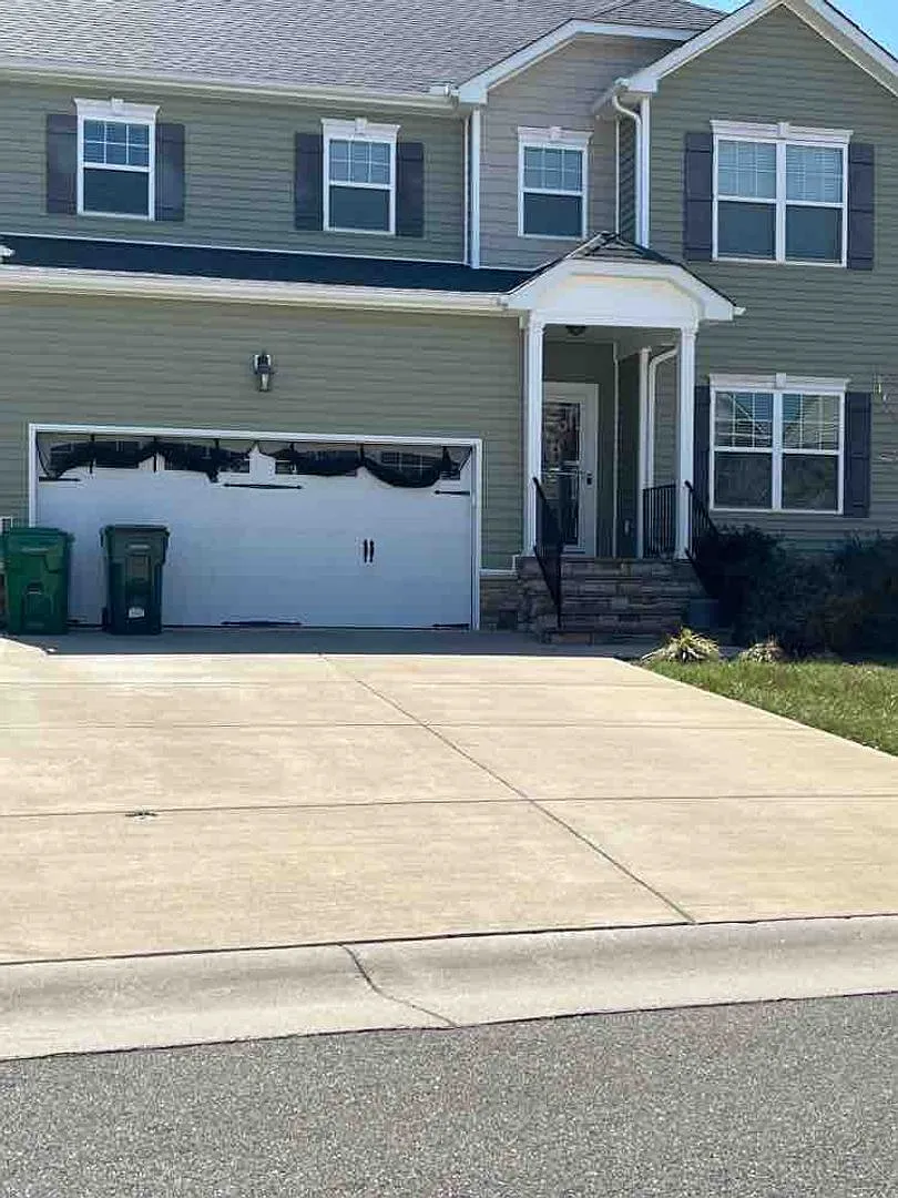 Large transitional with lots of room for entertainment on quiet cul-de-sac in Castleton Subdivision. — Photo 1