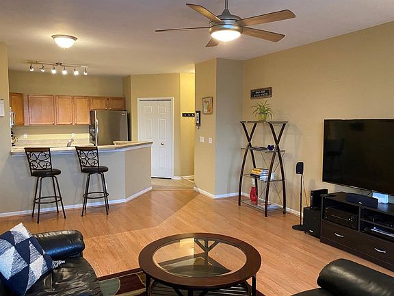 2nd image of 823 E Summerfield Gln