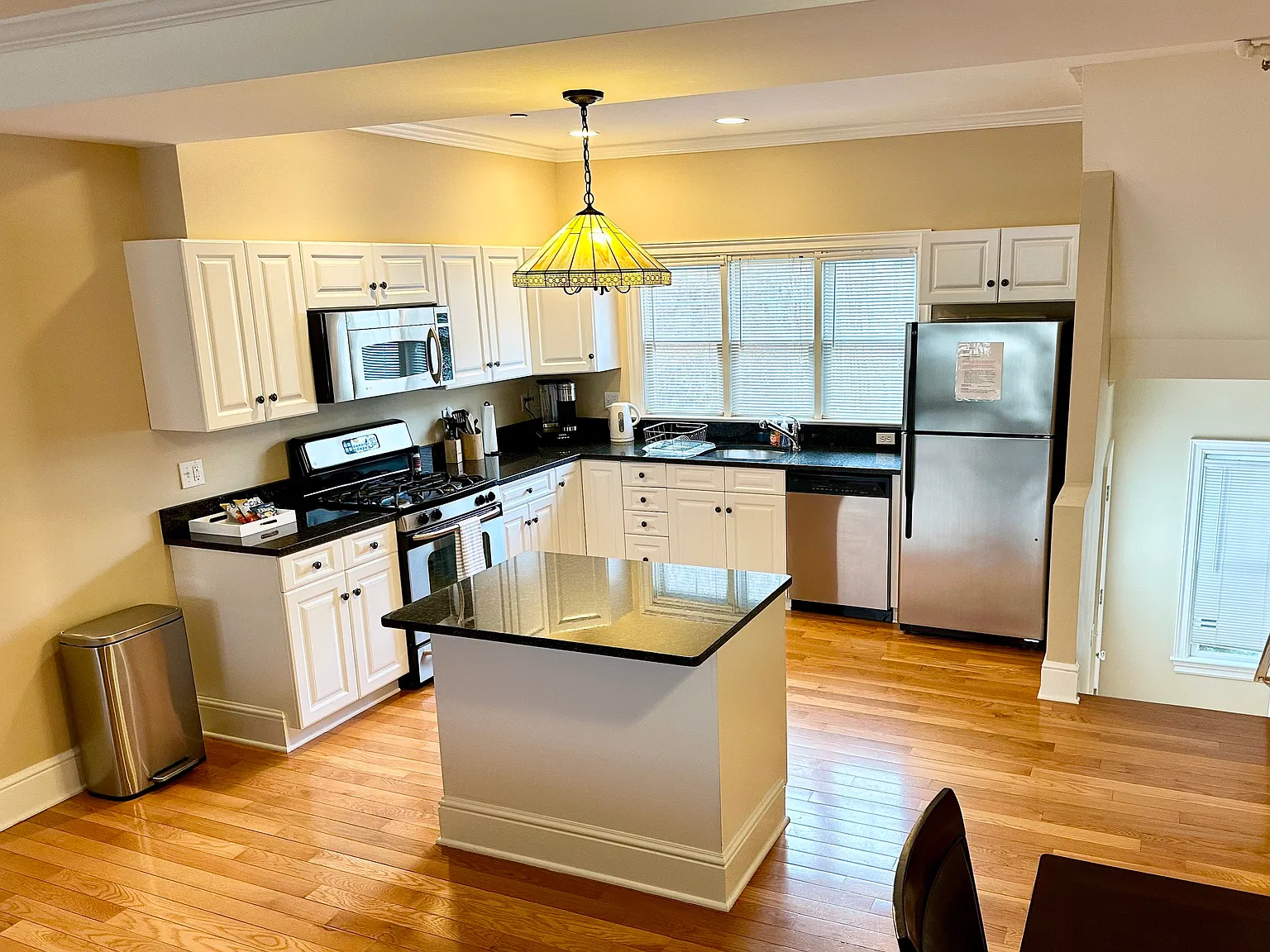 3 bed, 2.5 bath, 2275 sqft, $4,295 — Photo 4
