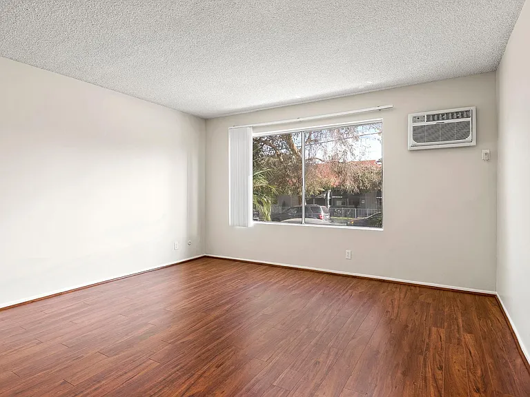 Riverside Villa Apartments — Photo 27