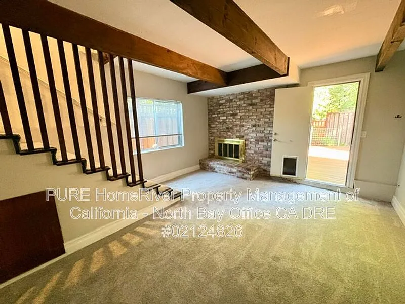 3 bed, 2.0 bath, 1689 sqft, $4,000 — Photo 3