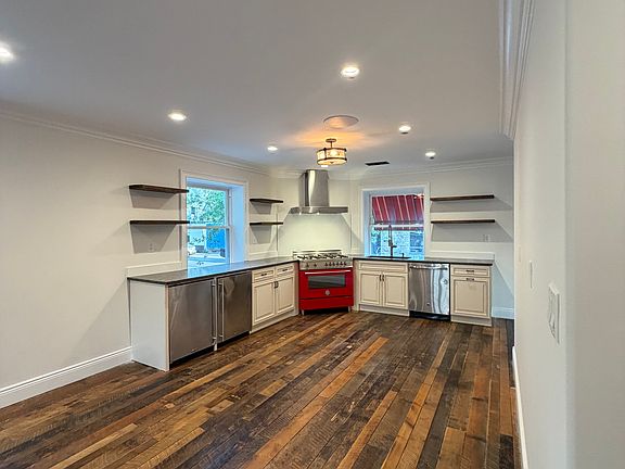 2nd image of 185 Summerfield St Floor 1