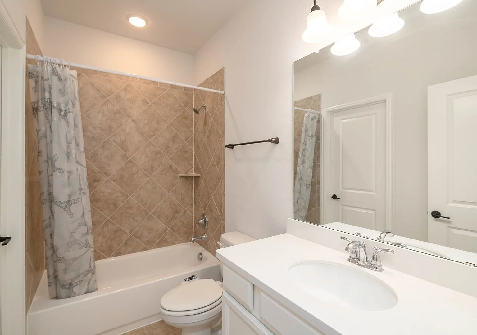 Beautiful 4 Bedroom, 3 Car Garage, Single Story Home in Celina! — Photo 3