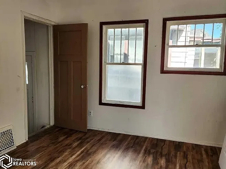 146 S Central Ave — Photo 2