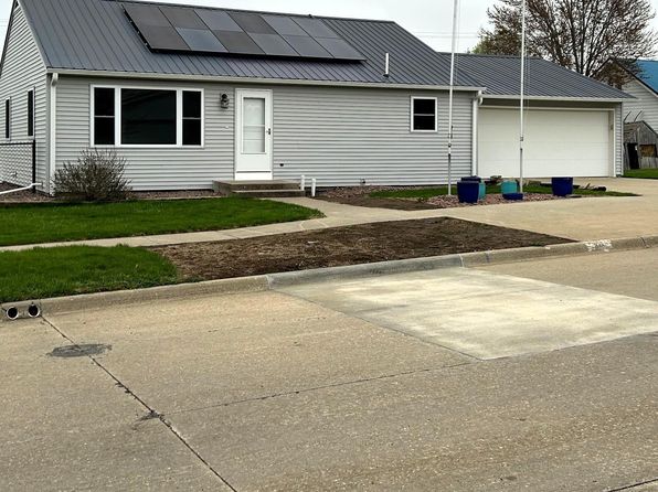 906 4th St, Victor, IA 52347