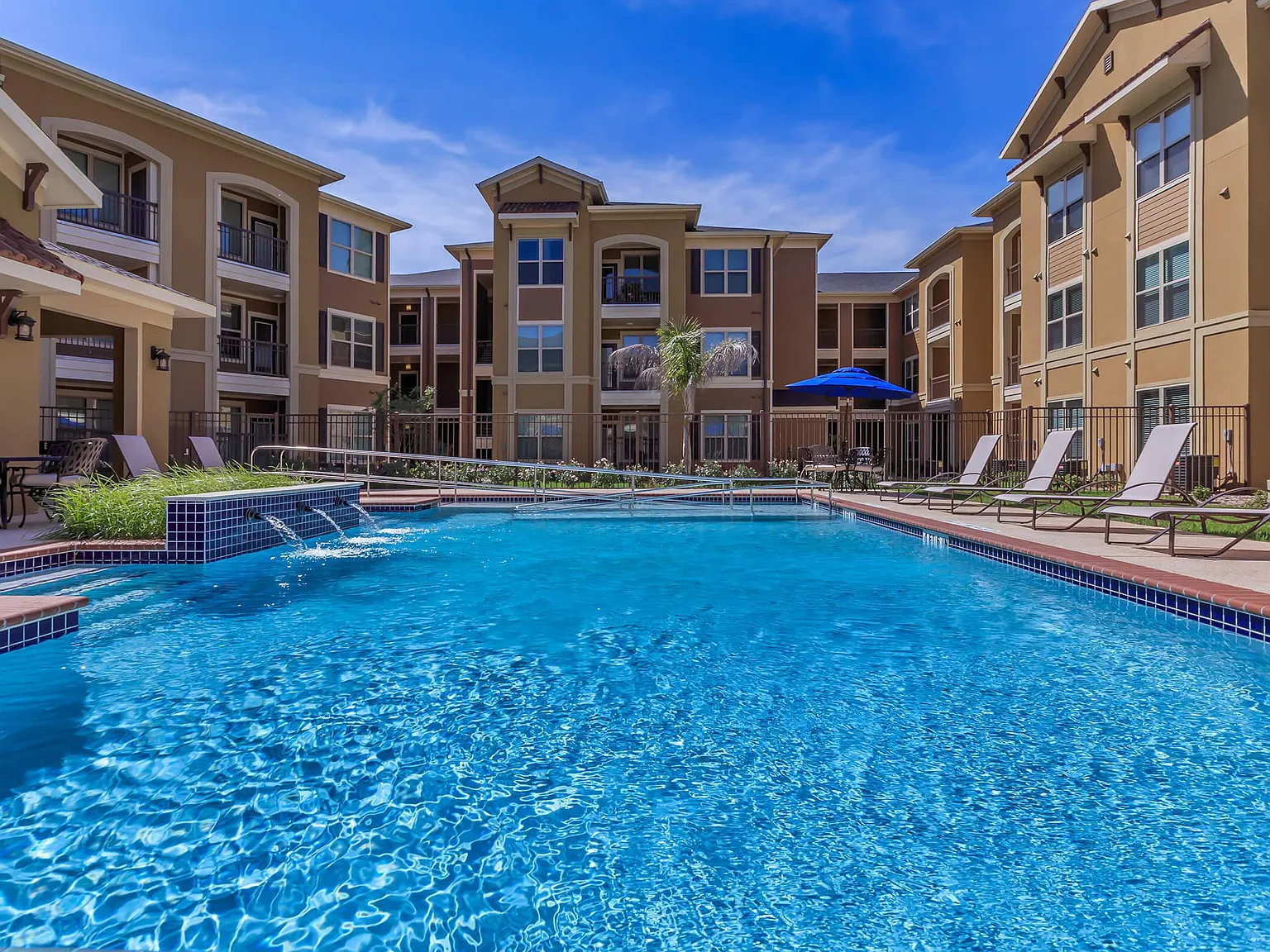 Midway Villas Apartments — Photo 3