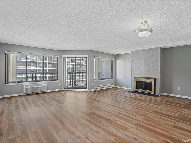 200 High Point Dr #6 PENTHOUSE — Photo 1
