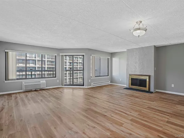 200 High Point Dr Unit Penthouse 6, Hartsdale, NY 10530