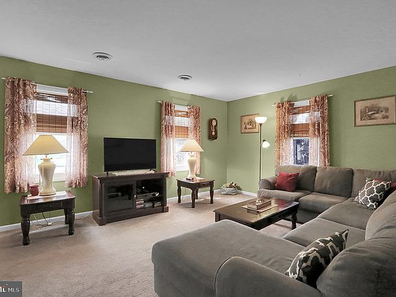 5th image of 1002 Pheasant Dr N