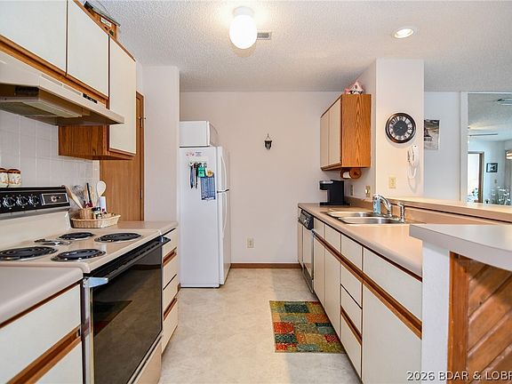 5th image of 98 Jonathan Dr #3B
