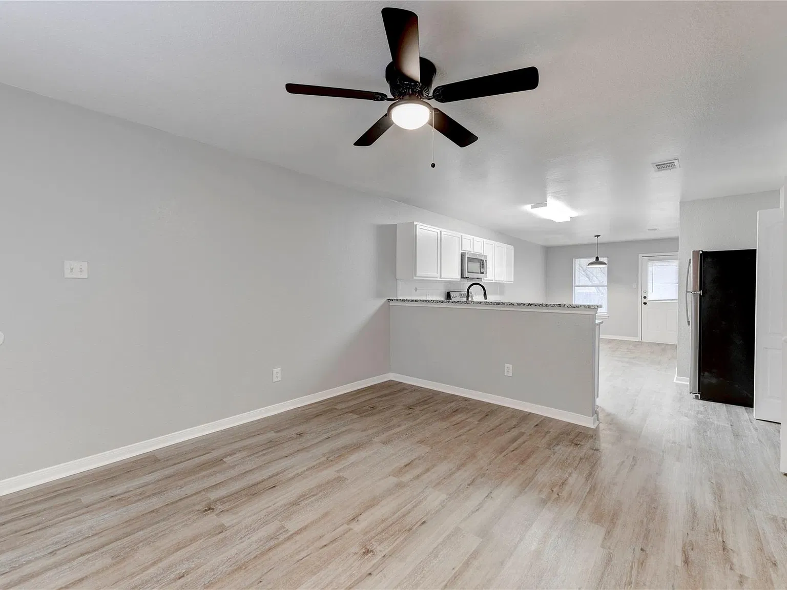3 bed, 2.0 bath, 1203 sqft, $895 — Photo 3