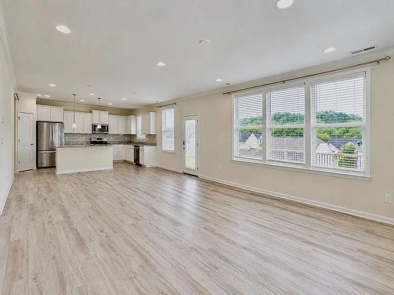 1034 Autumn Crest Ln — Photo 7