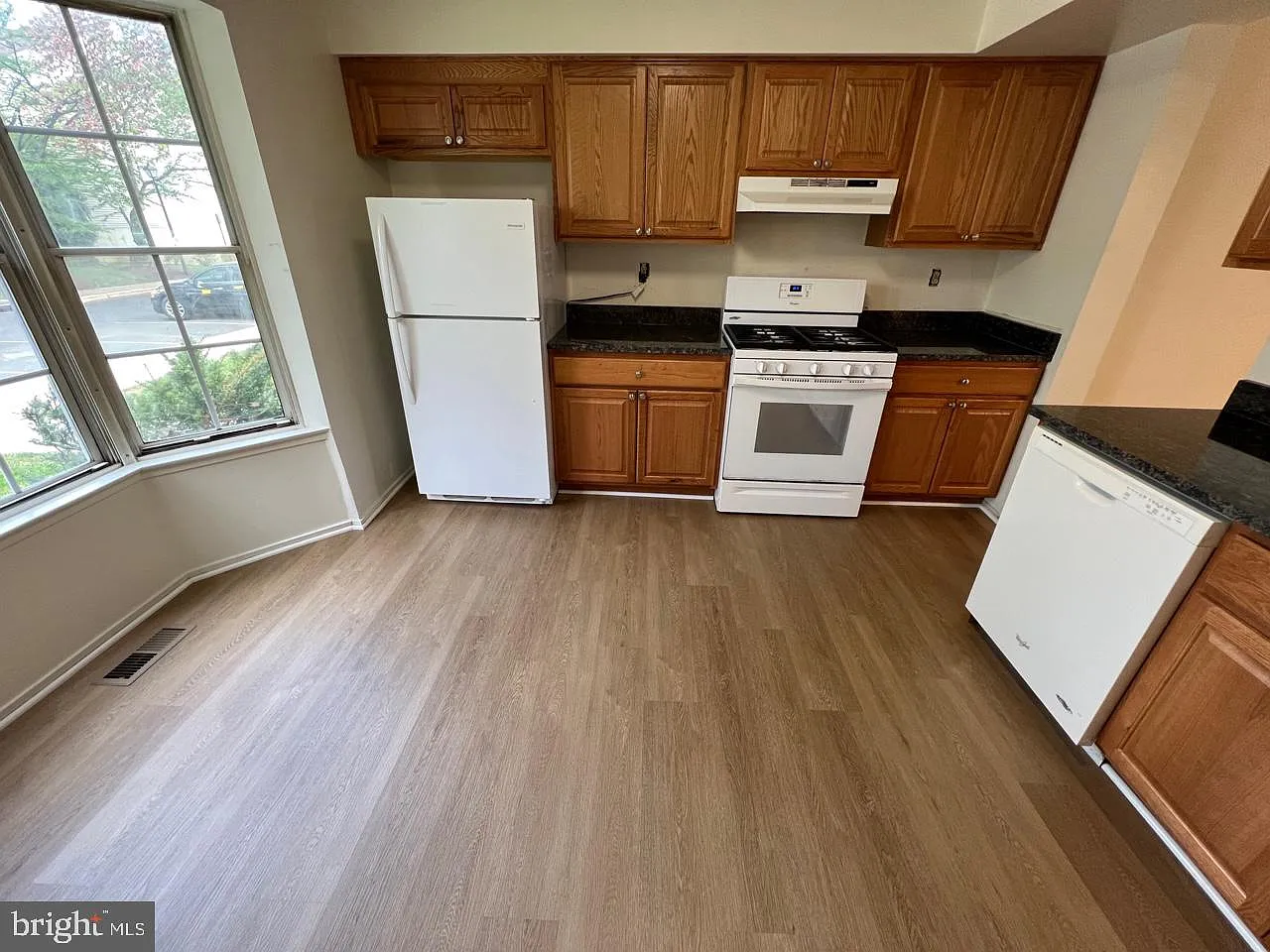 3 bed, 4.0 bath, 1958 sqft, $2,850 — Photo 3
