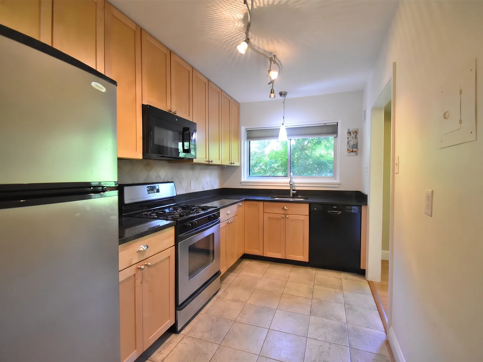 1 bed, 780 sqft, $1,800 — Photo 2