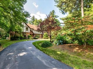 23 Pioneer Dr, Avon, CT 06001